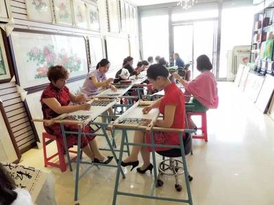 巾帼脱贫 女能人探索精准扶贫多赢之路——以手工艺品培训为中心